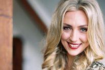 bride hairstyle soft curls hair down